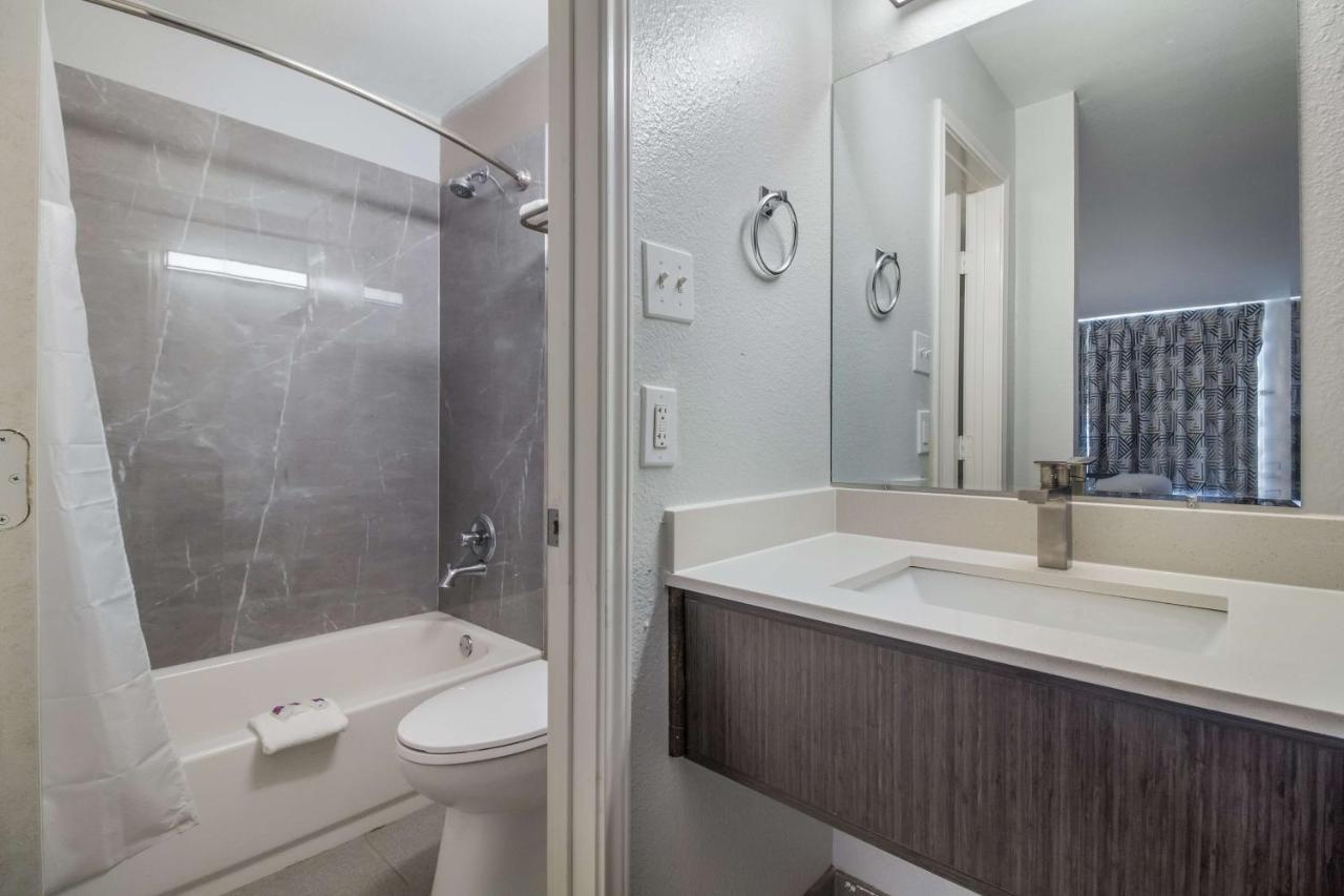 Motel 6 Groves, Tx Bagian luar foto